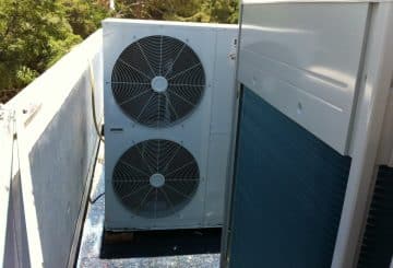 2 יחידות של משאבות חום תוצרת CLIVET על גג בית פרטי