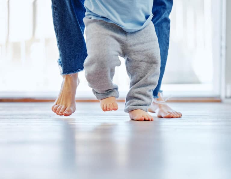 תינוק הולך על רצפה מחוממת בחימום תת רצפתי חשמלי